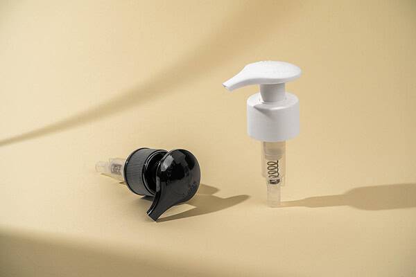 Nergis Lotion Pump black and white colors compositions